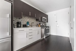 Kühlschrank, Mikrowelle, Ofen, Herdplatte