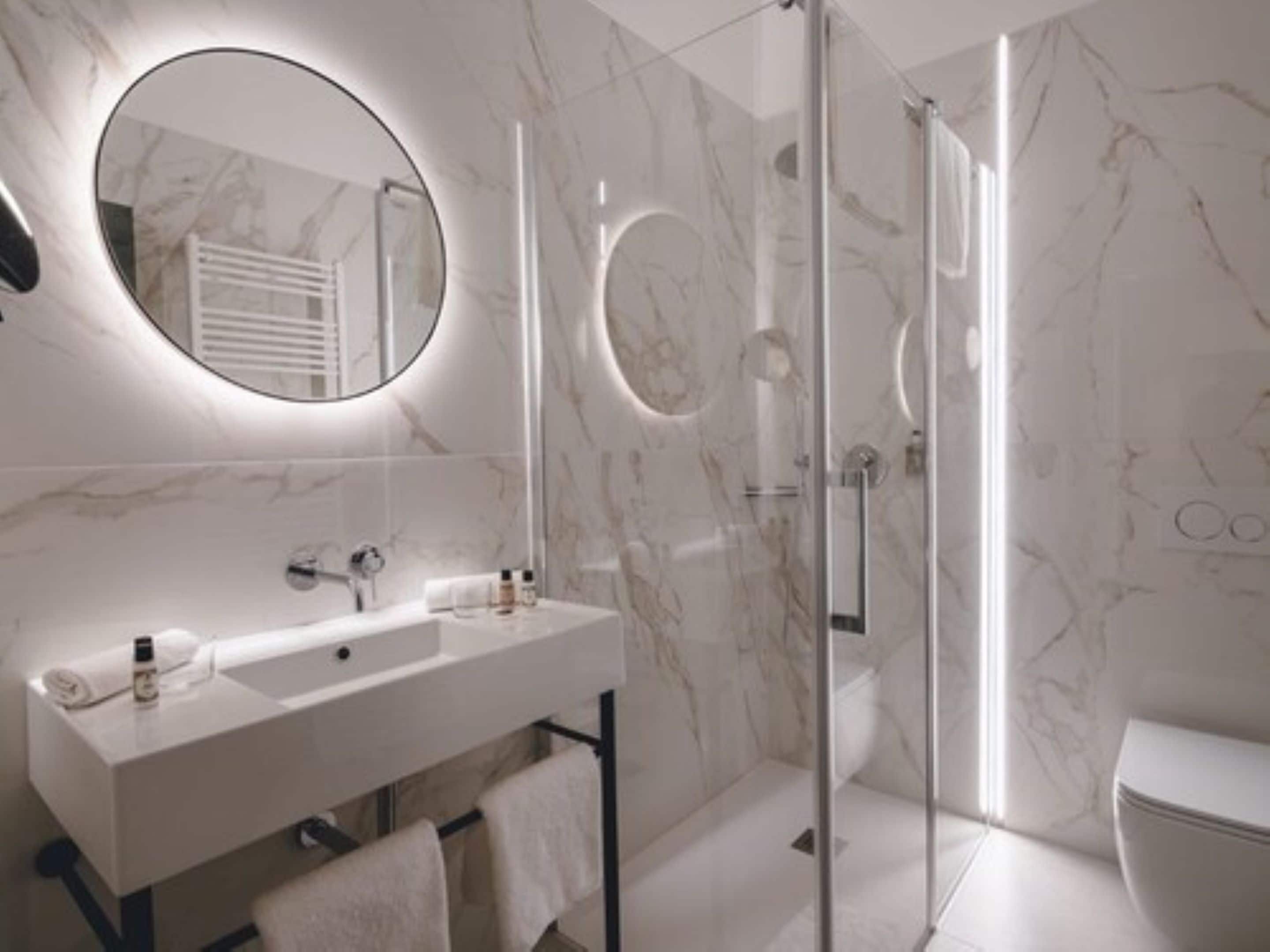 standard double room | bathroom | shower, rainfall showerhead, eco-friendly toiletries, hair dryer