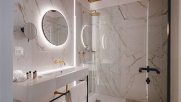 Superior-Doppelzimmer | Badezimmer | Dusche, Regendusche, umweltfreundliche Kosmetikartikel, Haartrockner