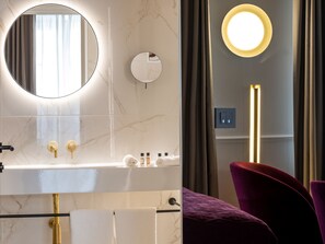 Superior Double Room | Bathroom | Shower, rainfall showerhead, eco-friendly toiletries, hair dryer