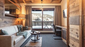 Suite, balkong, fjellutsikt | Oppholdsområde | En 32-tommers LCD-TV med kabel-kanaler