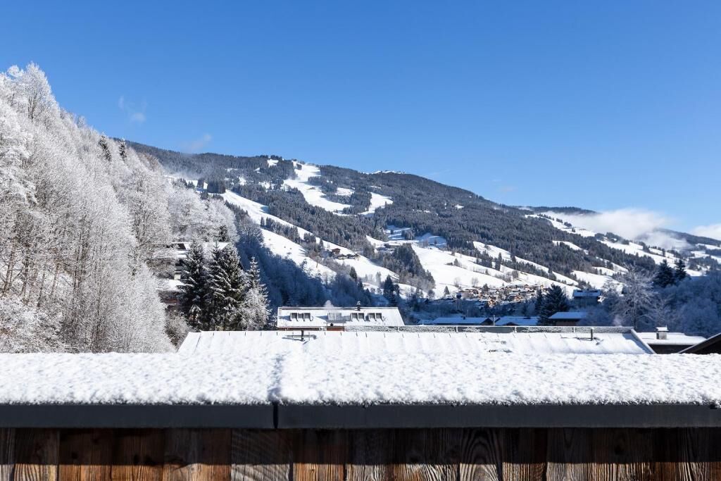 Un paysage de montagne enneigé, sous un ciel dégagé.