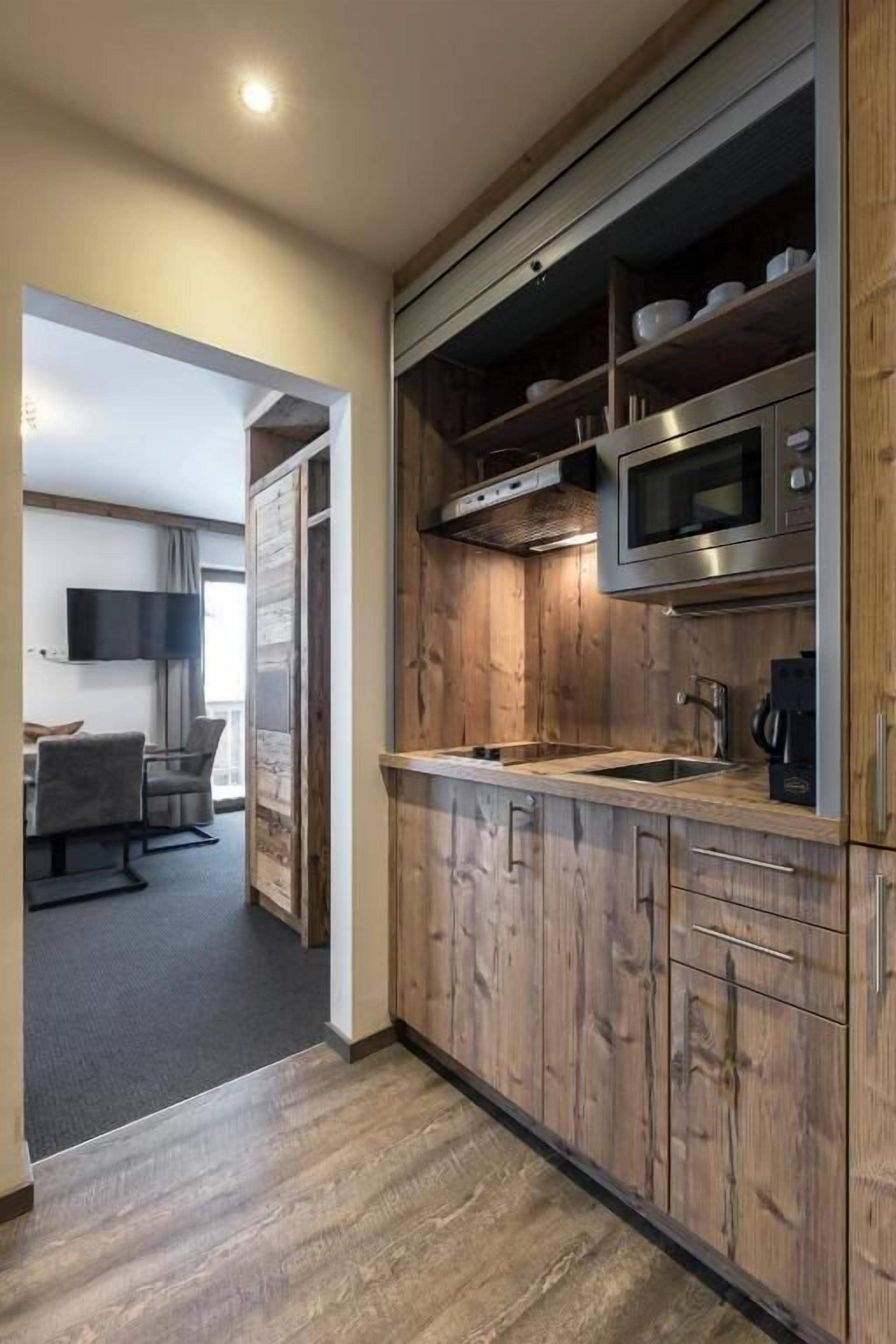 Junior suite, kitchenette | Privékitchenette | Een waterkoker, een kinderstoel