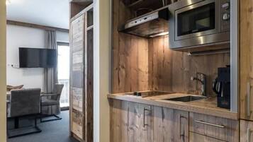 Junior suite, kitchenette | Privékitchenette | Een waterkoker, een kinderstoel