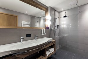 1 Bedroom Apartment, kitchenette, mountain view | Bathroom