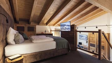 Mezzanine suite, balcony, mountain view