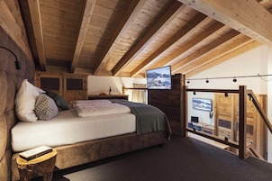Suite, balcón, vistas a la montaña | Ropa de cama hipoalergénica, caja fuerte, wifi gratis y ropa de cama