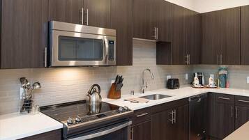 KylskÄp, mikrovÄgsugn, ugn och spishÀll