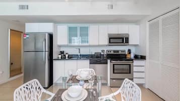 Een koelkast, een magnetron, een oven, een kookplaat