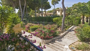 A garden with a stone staircase leading to a building. - Casa Alta Apartment, Moraira, with 2 large community pools (Moraira)