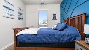 2 slaapkamers, een strijkplank/strijkijzer, reisbedje, wifi