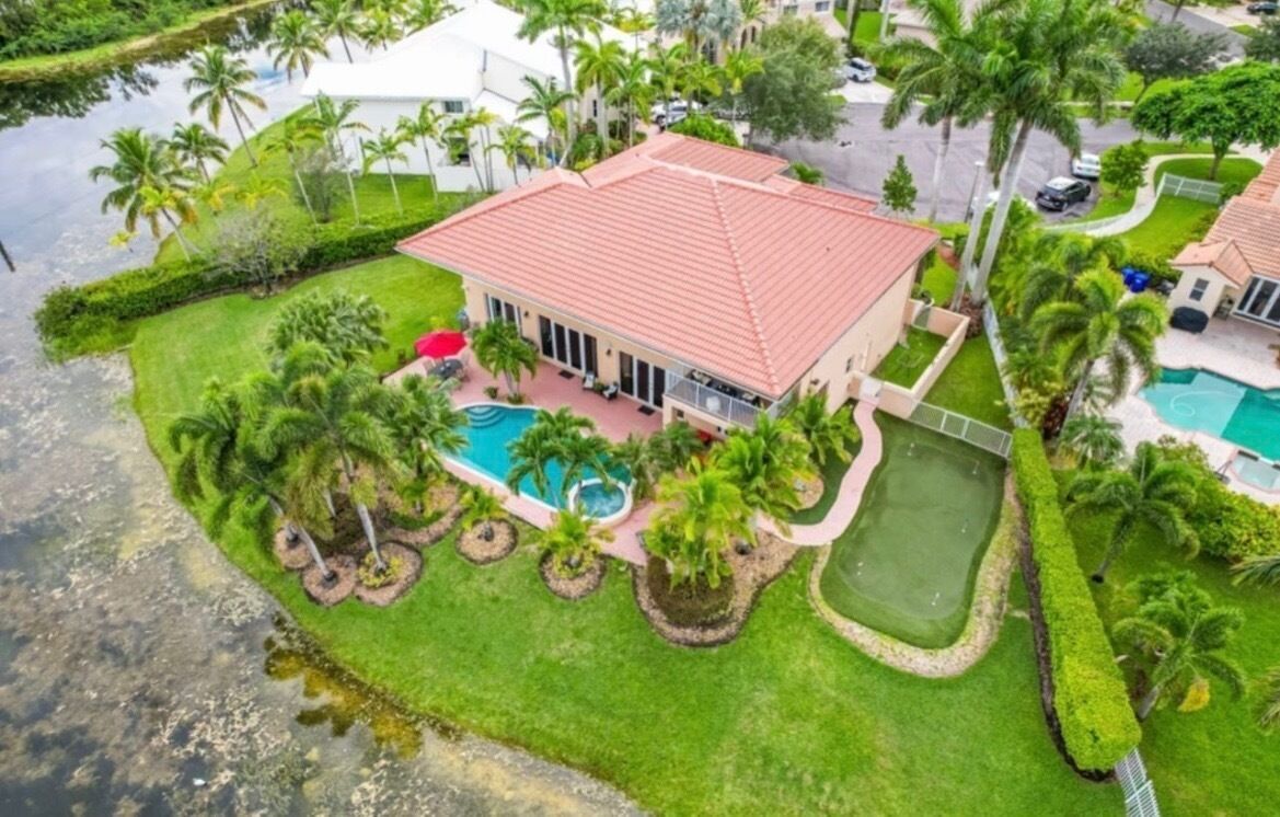 Villa,centrally located with lake,views, jacuzzy,pool,mini golf.events paradise