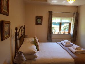 2 bedrooms, Egyptian cotton sheets, iron/ironing board, travel cot