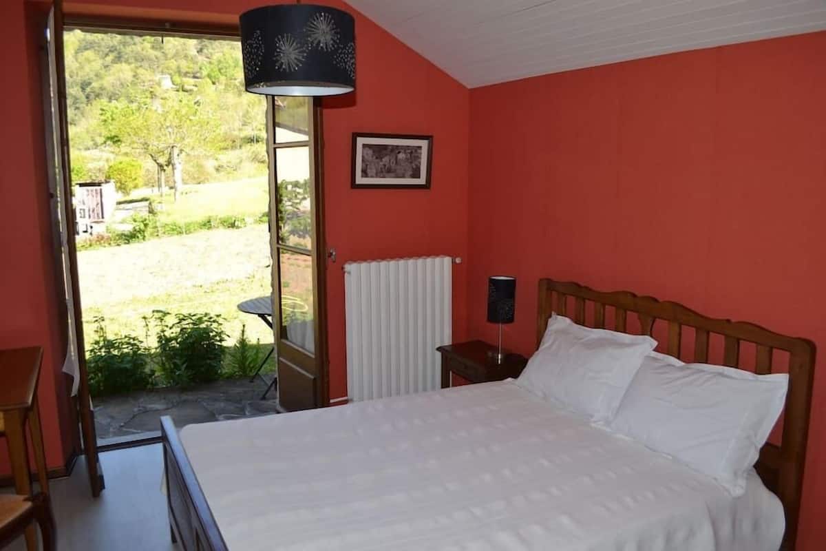 Habitación básica, vistas a la montaña | 1 dormitorio y ropa de cama