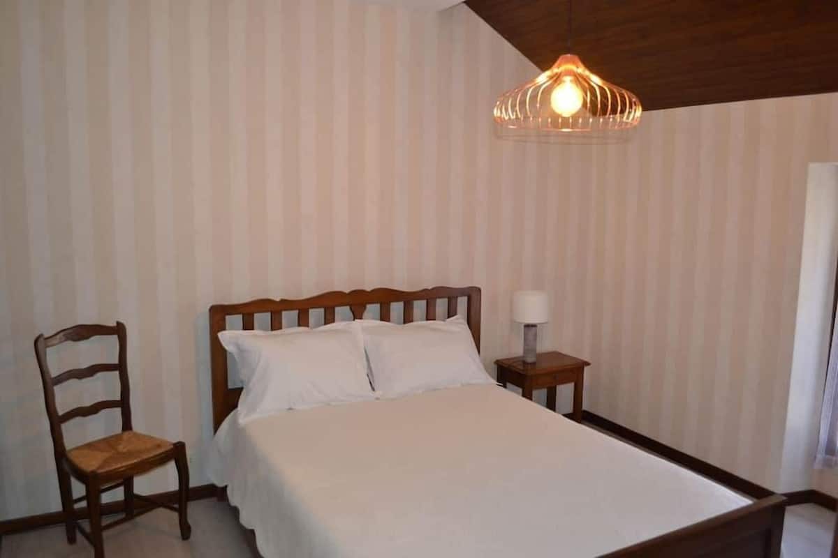 Habitación básica | 1 dormitorio y ropa de cama