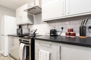 House, Multiple Beds | Private kitchen | Fridge, microwave, oven, stovetop - Coventry- Jenner Pet Friendly 2 Bedroom Apartment (Coventry)