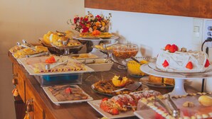 Un bufé con diversos platos, incluyendo un pastel con fresas.