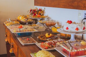 Free daily buffet breakfast