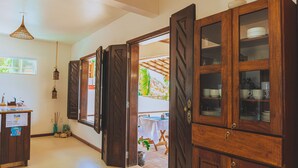 Habitación de hotel con armarios de madera, mostrador de recepción y vistas al área exterior.