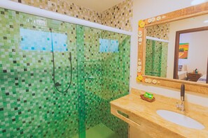 Standard Room | Bathroom | Shower, hair dryer, towels, soap - Pousada Flor de Lua (Cairu)