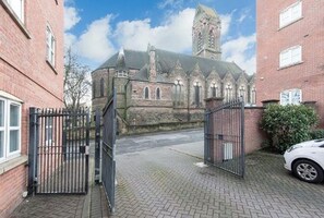 A church with a tall tower and a gated entrance. - Sublime Stays Parliament 2-bed Apartment (Derby)