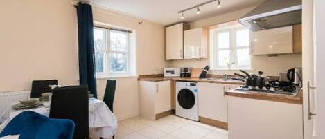 Apartment, Multiple Beds | Private kitchen | Fridge, microwave, oven, stovetop