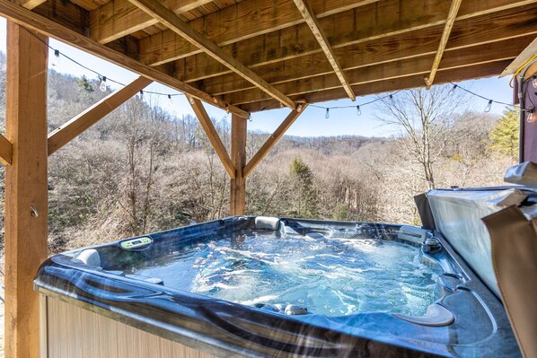 Outdoor spa tub - Pine Creek Cabin - Quaint cabin in the heart of Blowing Rock with a hot tub! Ample privacy! (Blowing Rock)
