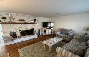 Smart TV, pebolim, mesa de pingue-pongue, livros