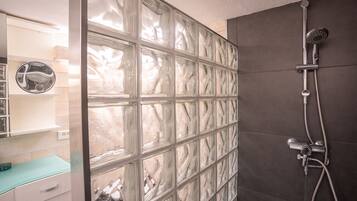 Baignoire, serviettes fournies, papier toilette