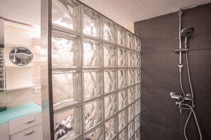 Badewanne, Handtücher, Toilettenpapier