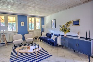 Smart TV, fireplace - Elegant Holiday Home in Truffle Village with Heated Pool, Zipline + Trampoline (Sainte Alvere)