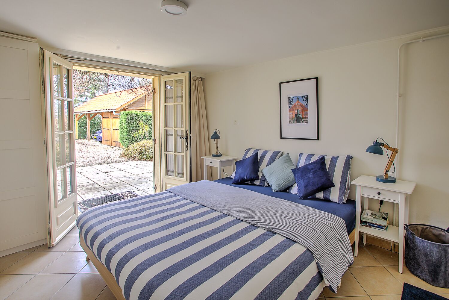 4 chambres, bureau, fer et planche à repasser, lit parapluie