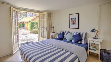 4 chambres, bureau, fer et planche Ă repasser, lit parapluie