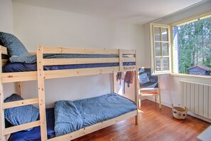 4 chambres, bureau, fer et planche Ă repasser, lit parapluie