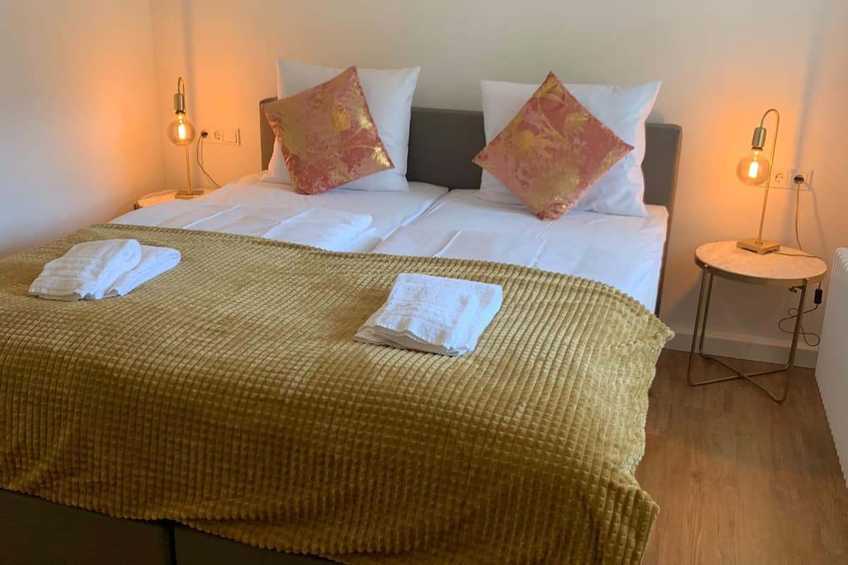 Senior-Suite | 1 Schlafzimmer, Allergikerbettwaren, Zimmersafe, individuell dekoriert