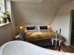 Suite Deluxe | Ropa de cama hipoalergénica, caja fuerte, decoración individual