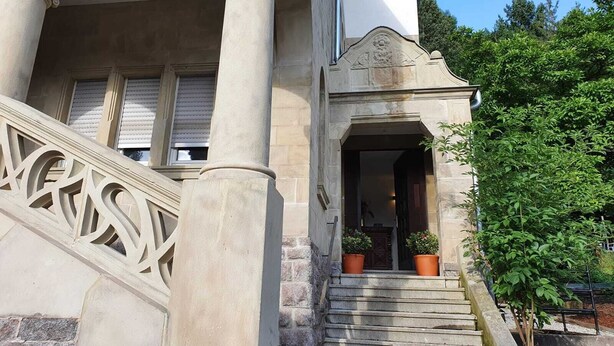 A building with a grand entrance, stone columns, and a staircase leading to the door. - Boutique Hotel Villa Horbach (Idar-Oberstein)