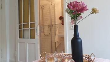 Comfort tweepersoonskamer | Badkamer | Milieuvriendelijke toiletartikelen, een haardroger, pantoffels