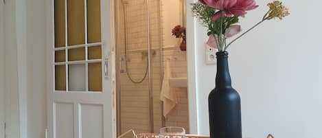 Comfort tweepersoonskamer | Badkamer | Milieuvriendelijke toiletartikelen, een haardroger, pantoffels