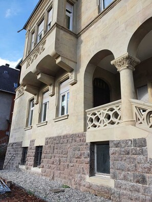 Façana frontal de l'allotjament