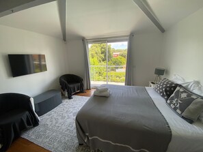 4 bedrooms, iron/ironing board, free WiFi, bed sheets