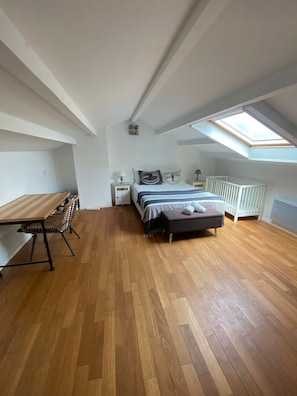 4 bedrooms, iron/ironing board, free WiFi, bed sheets