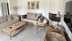 En moderne stue med sofa, sofabord og fletkurve.