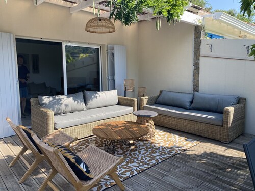 Charming house with swimming pool ideally located close to beaches and shops