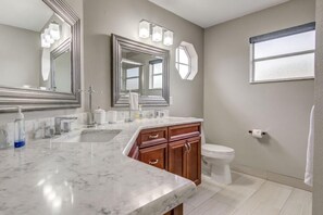Maison, plusieurs lits (Pete's Southern Dunes Vacation Home) | Salle de bain
