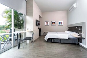 Roupas de cama premium, frigobar, cofres nos quartos, escrivaninha