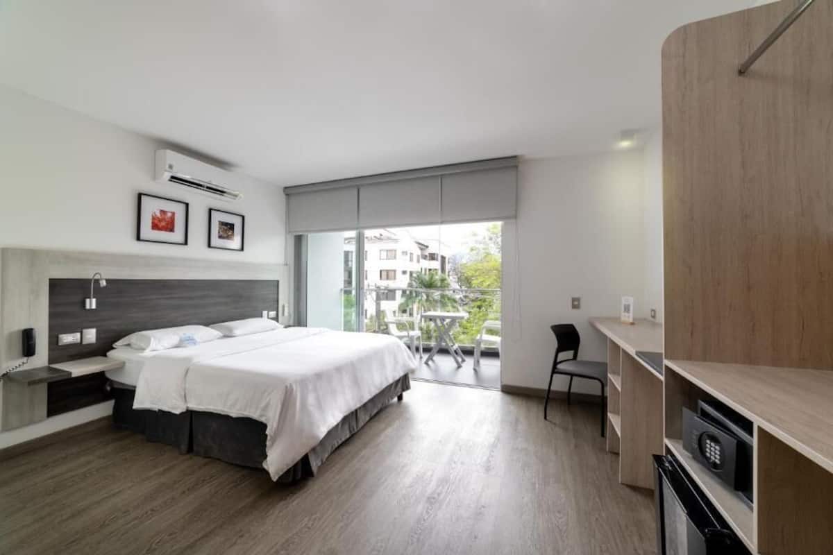 Premium bedding, in-room safe, desk, laptop workspace