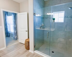 Badewanne, Haartrockner, Handtücher