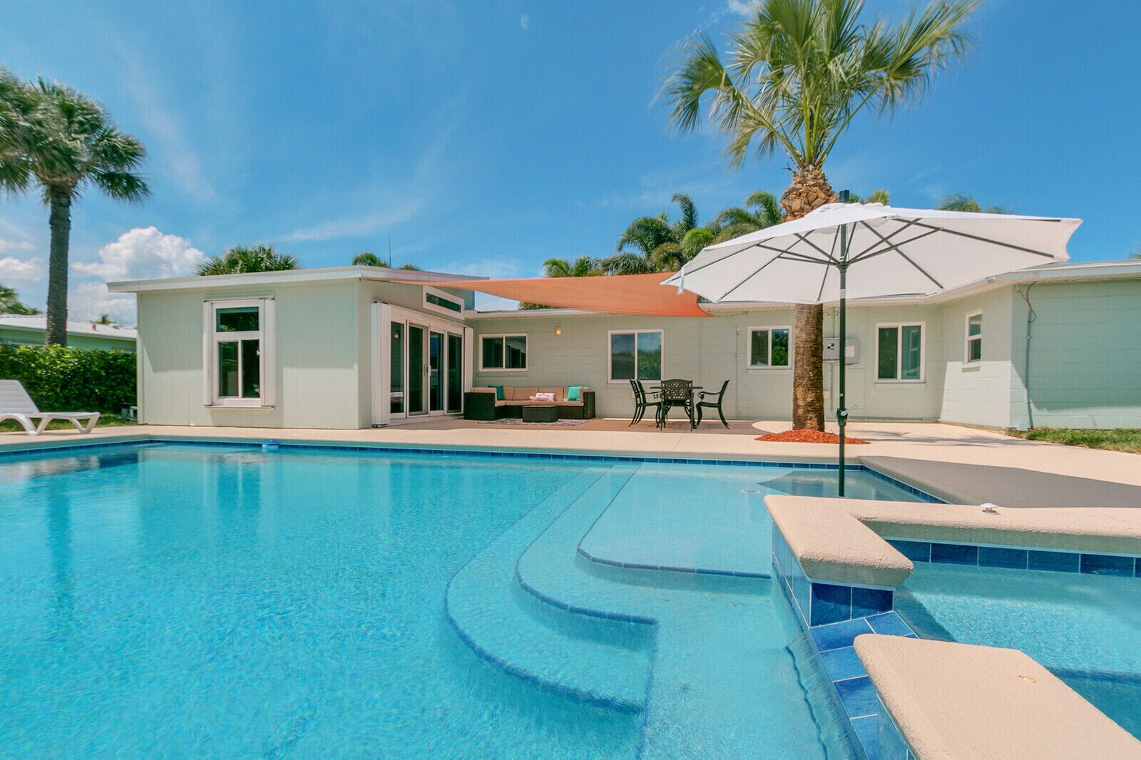 Una piscina al aire libre, una piscina climatizada