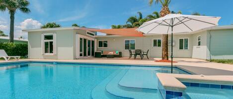 Una piscina al aire libre, una piscina climatizada